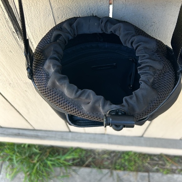 Lululemon Cross Body Small Drawstring Bucket Bag Has a Cosmetic Flaw See Photos - Picture 6 of 9